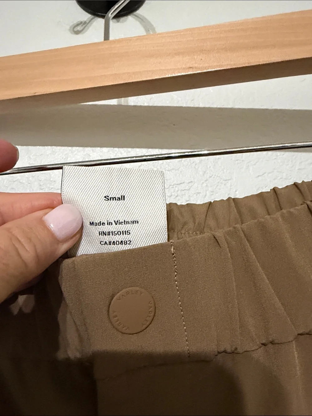 Varley Women's Nila Mid Rise 3.5" Shorts. Size Small. Brown - Picture 4 of 5
